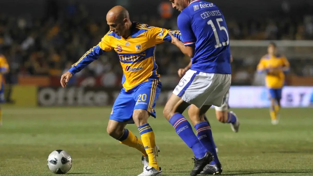 CARLOS OCHOA. Tuvo un amplio recorrido en la Liga MX, alcanzando tres etapas con Tigres, pero fue en la segunda donde fue repatriado desde Europa. El delantero se marchó del club en julio de 2002 para jugar con el Osasuna de España, pero seis meses después regresó con los de Nuevo León tras un paso flojo.