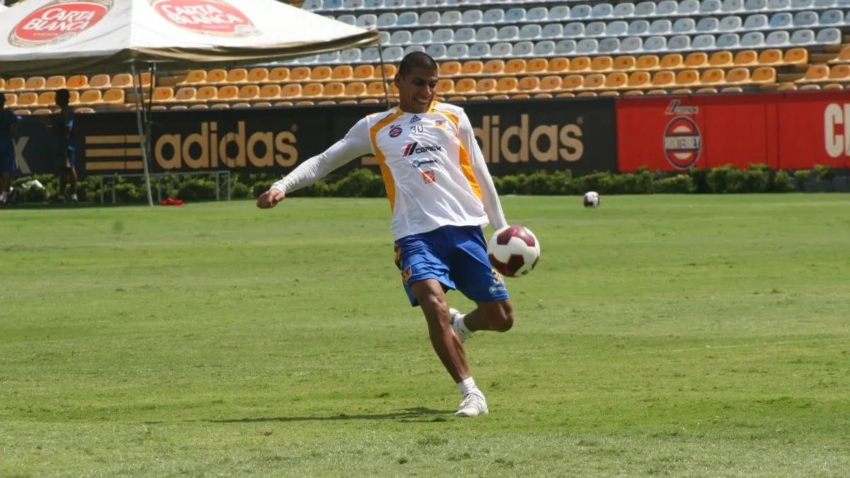 CARLOS SALCIDO. El exdefensa central jugó en Europa desde 2006 cuando fue fichado por el PSV, alargando su estancia en el continente hasta 2011 cuando pasó al Fulham sin éxito alguno y fue repatriado por Tigres.