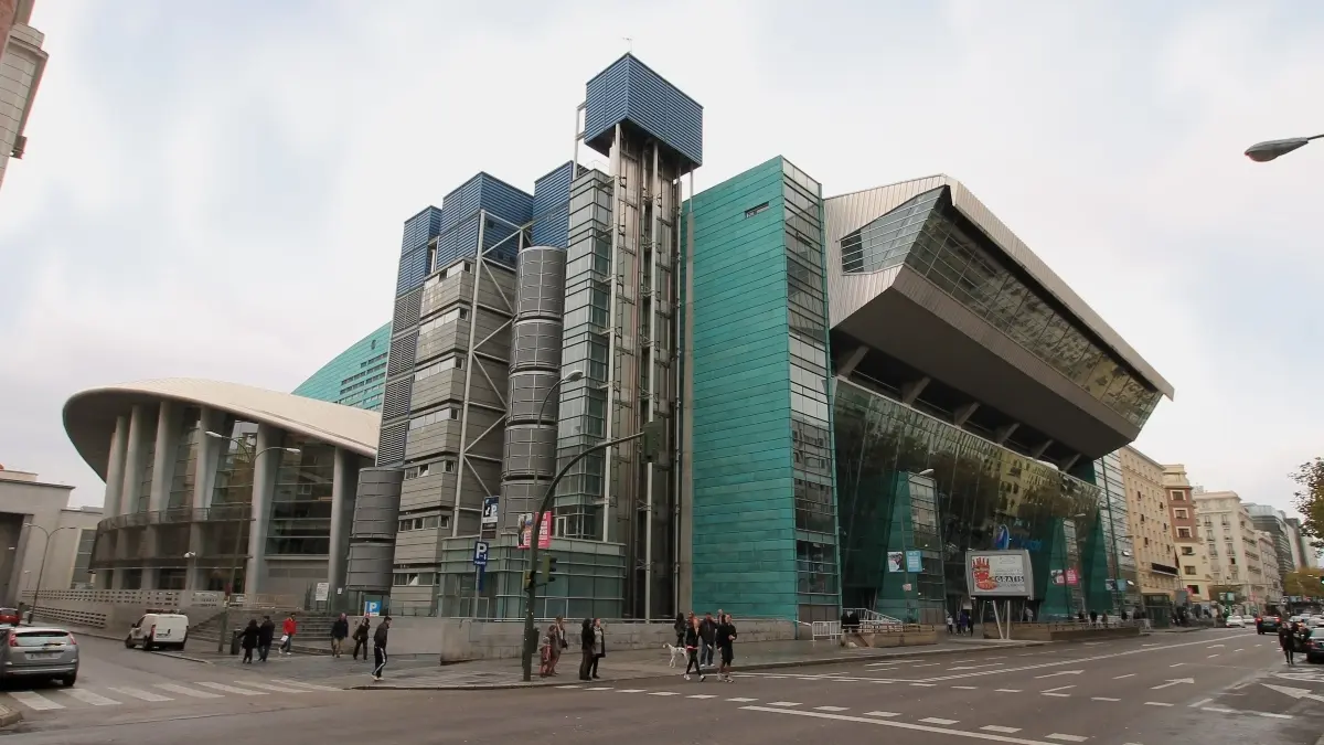 PALACIO DE LOS DEPORTES DE MADRID. El Fomento de Construcciones y Contratas también guió la construcción de este recinto madrileño, mismo que cuenta con innovaciones tecnológicas como sus gradas telescópicas.