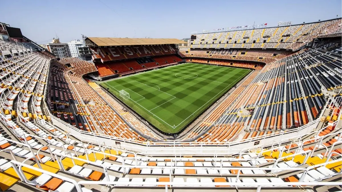 NOU MESTALLA. Slim y compañía ganaron la licitación para edificar el Nuevo Estadio Mestalla, casa del Valencia, aunque dicha edificación fue detenida por la crisis del ladrillo en España. Actualmente el proyecto está abandonado.