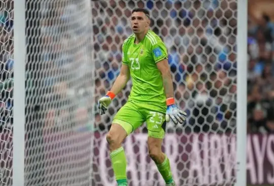 Emiliano Martínez causó controversia en los penales durante la Copa Mundial de Qatar 2022.