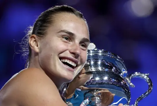 La bielorrusa le dio la vuelta para superar a la campeona de Wimbledon en el Melbourne Park.