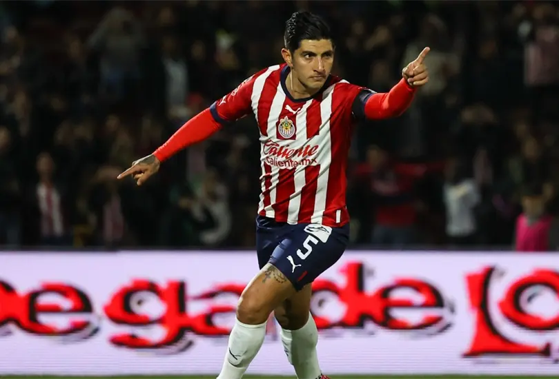 V&iacute;ctor Pocho Guzm&aacute;n anot&oacute; su primer gol con Chivas tras un pol&eacute;mico penal en la victoria ante Ju&aacute;rez con drama incluido.