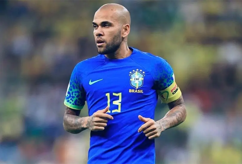 Dani Alves habr&iacute;a jugado un partido de futbol en la c&aacute;rcel