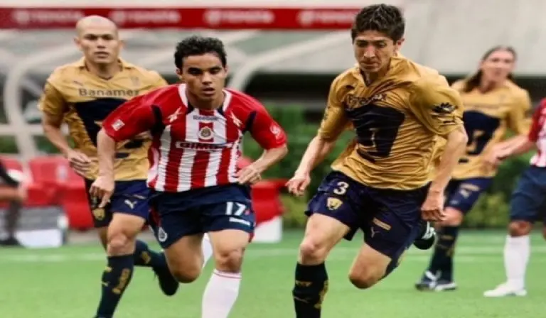 Pikolín tuvo grandes enfrentamientos con el ídolo chiva, Omar Bravo. Instagram @mpikolin3