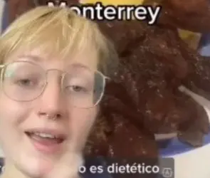¡Qué loco! Joven extranjera se sorprende al ver que en Monterrey comen chicharrón con tortillas
