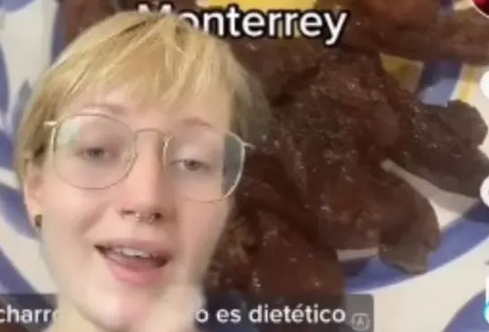 ¡Qué loco! Joven extranjera se sorprende al ver que en Monterrey comen chicharrón con tortillas