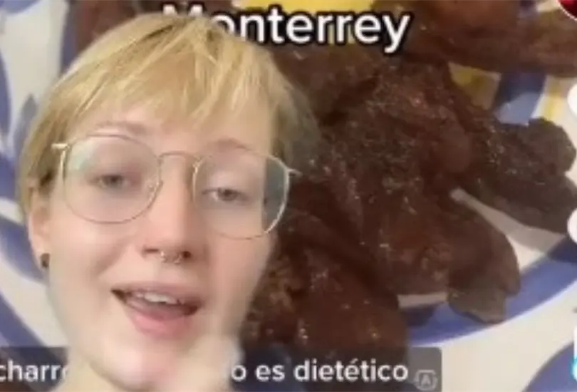 &iexcl;Qu&eacute; loco! Joven extranjera se sorprende al ver que en Monterrey comen chicharr&oacute;n con tortillas