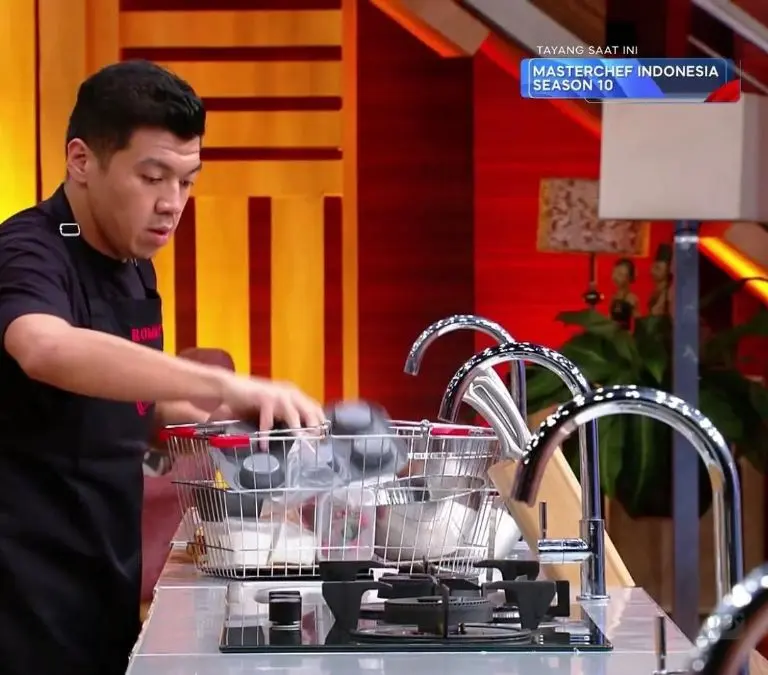 Rommy en acción dentro de MasterChef Indonesia - @rommy.mci10