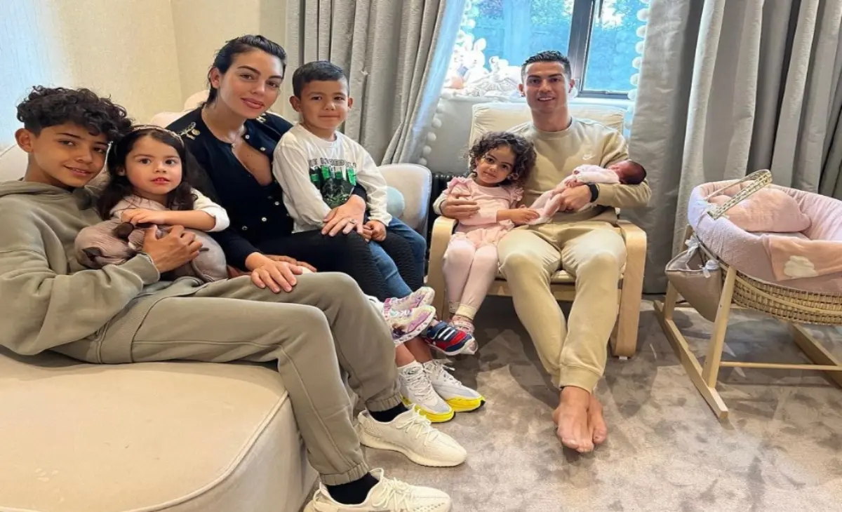 Cristiano Ronaldo tiene 5 hijos, ya que en abril de 2022 lamentablemente Georgina perdió a uno en labores de parto: Cristiano Ronaldo Jr., Mateo, Eva María, Alana Martina y Bella Esmeralda, y en varias entrevistas ha declarado que para él no hay nada más importante que su familia.