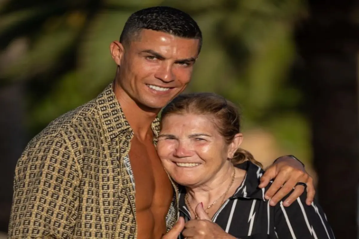 A pesar del gran dolor que le causó la muerte de su padre a causa de su enfermedad en el 2005, su madre se convirtió en su máxima figura de admiración y en su gran alentadora, y con el futuro brillante que alcanzó su hijo, también se convirtió en una de las administradoras de su fortuna.