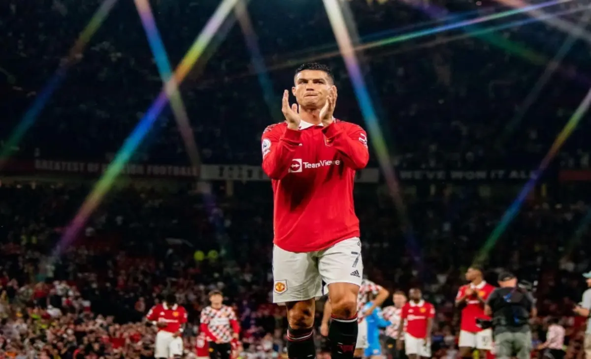 En el 2021 Cristiano declaró que quería salir de la Juventus y el Manchester United se interesó en una segunda etapa, por lo que el 11 de septiembre de ese año debutó nuevamente con los Red Devils y fue en ese club en el que alcanzó el reconocimiento de ser el máximo goleador en la historia del futbol con más de 800 goles.