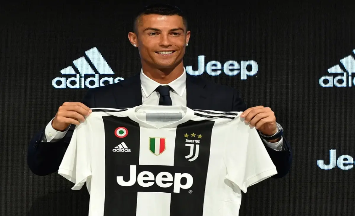 Ese mismo año Ronaldo firmó con la Juventus por cuatro temporadas y logró coronarse dos veces en la Serie A y una vez la Copa Italia, y con eso logró convertirse en el primer jugador en ganar todos los campeonatos que disputó en Inglaterra, España e Italia.