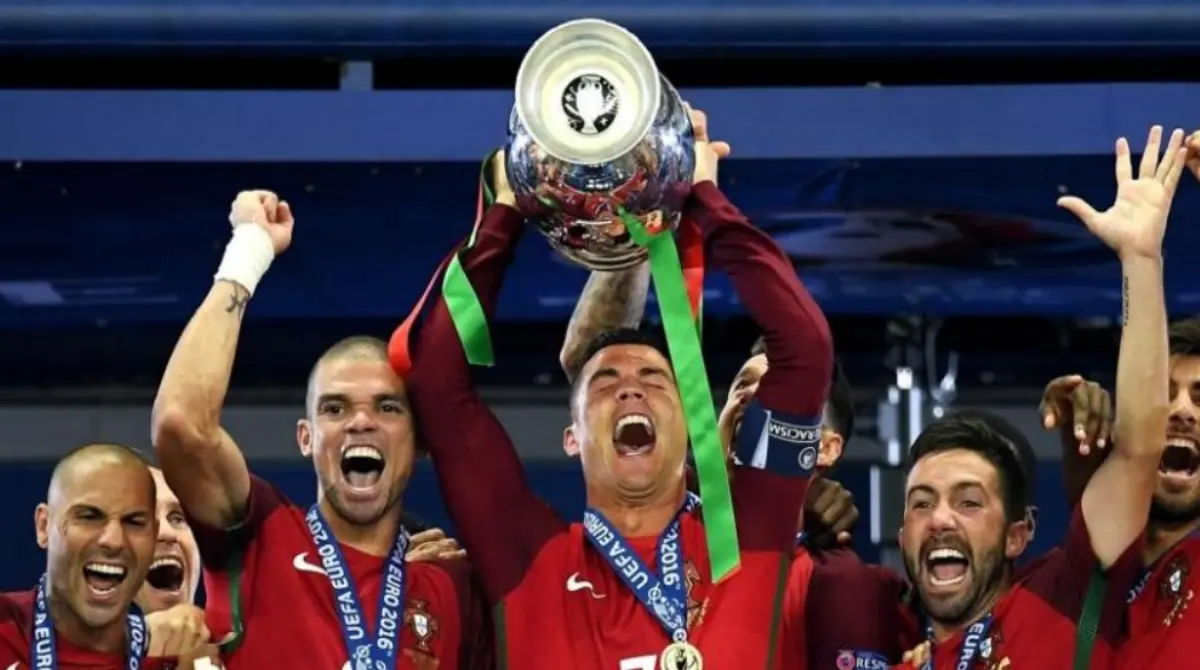 Para la final de Eurocopa 2016, Cristiano se lesionó en los primeros minutos de la justa, ya pesar de su desilusión total, Portugal le arrebató el triunfo a Francia 1-0 con un cardiaco gol en tiempos extra, y este fue el primer campeonato que Ronaldo ganó con su país.