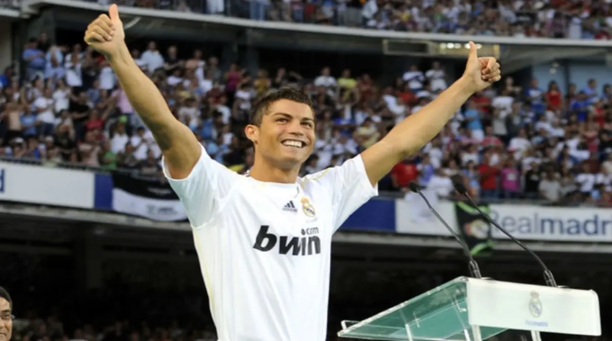 Después de especulaciones y un año más en el United, en 2009 Ronaldo se convirtió en el traspaso más caro de ese entonces, con un trato por 80 millones de euros para jugar en el Real Madrid para jugar con el dorsal 9 y comenzar su época dorada.