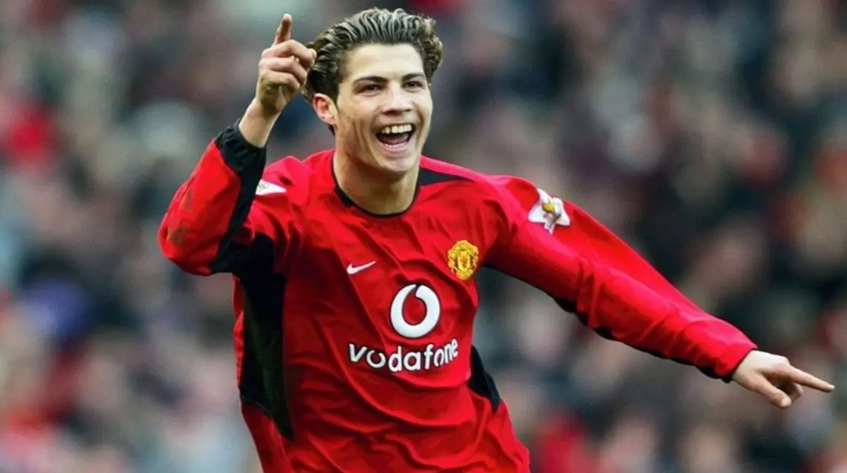 El pacto entre ambos clubes no tardó en concretarse y Cristiano firmó un contrato por 5 años en Inglaterra por 12 millones de euros, se convirtió en el primer portugués en jugar en el Man U y fue la primera vez que utilizó el 7, el que dejó David Beckham.