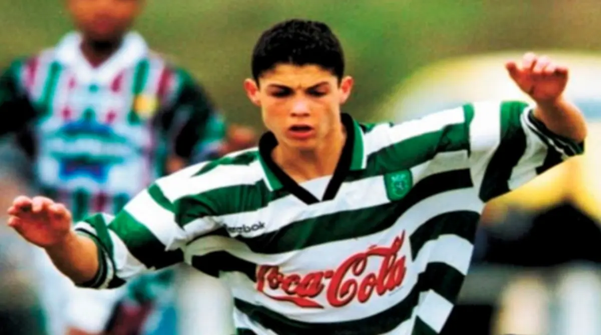 Cristiano se involucró con el futbol desde muy joven, y a los 7 años ya era parte de los recoge balones del equipo local de Madeira en Funchal, su ciudad natal.
