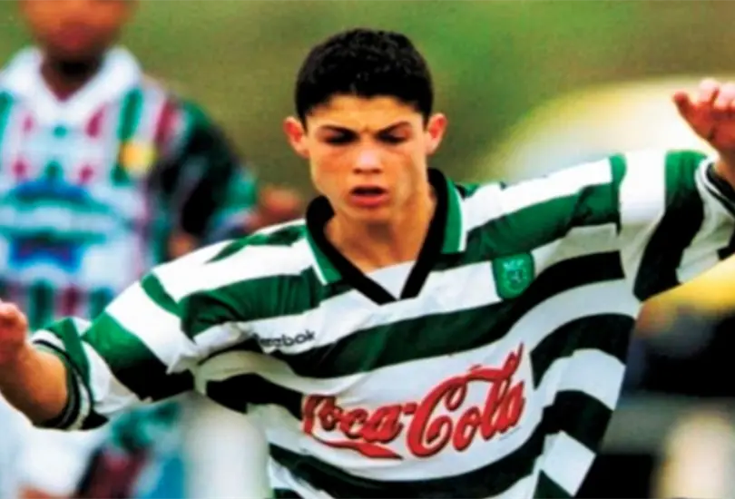 Cristiano se involucr&oacute; con el futbol desde muy joven, y a los 7 a&ntilde;os ya era parte de los recoge balones del equipo local de Madeira en Funchal, su ciudad natal.