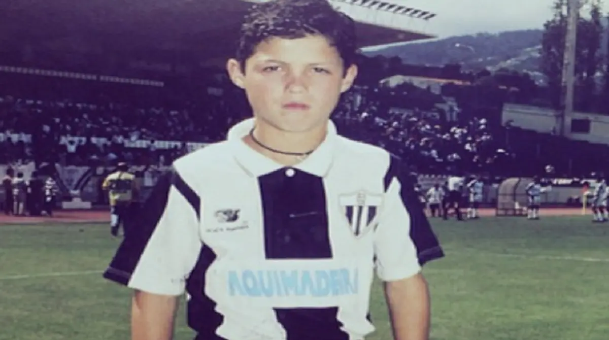 Debido a su situación económica y al alcoholismo severo de su padre, Cristiano salió de casa a los 11 años para mudarse a la capital portuguesa y formar parte de las filas del Sporting Lisboa.