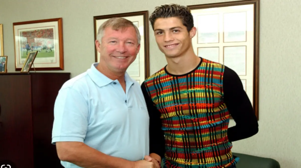 Después de convertirse en el goleador más joven de su club y deleitar por un año, en el 2003 el Sporting de Lisboa jugó un partido amistoso contra el Manchester United y las capacidades de CR7 maravillaron a su entonces técnico, Alex Ferguson, que comenzó a interesarse.