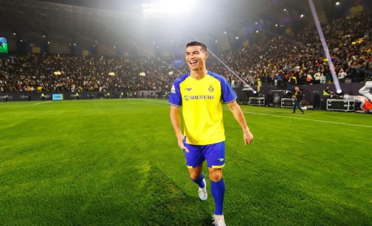 A principios de 2023 se confirmó que el club saudí  Al Nassr había firmado una oferta con CR7 para convertirlo en su jugador por dos temporadas con un salario anual de 200 millones de euros, por lo que nuevamente se convirtió en el jugador mejor pagado de toda la historia.