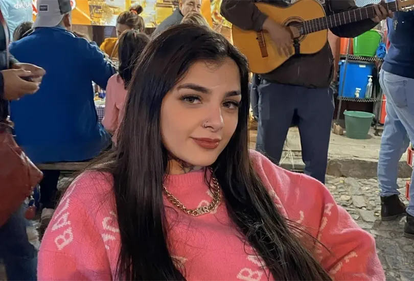 Karely Ruiz tuvo un gesto emotivo con una de sus seguidoras.