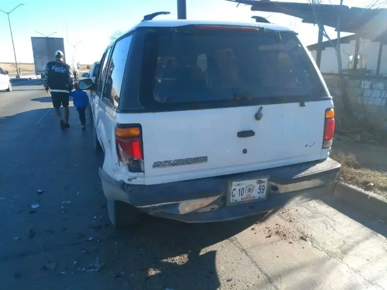 La camioneta Explorer sufrió daños en la parte trasera. Foto: Captura de pantalla.