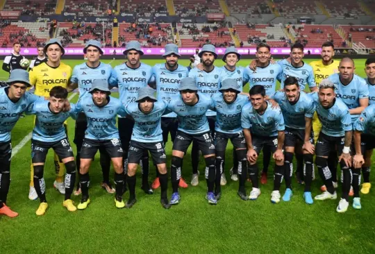 Necaxa saltó a la cancha del Estadio Victoria con temática completa de Don Ramón. Necaxa saltó a la cancha del Estadio Victoria con temática completa de Don Ramón.