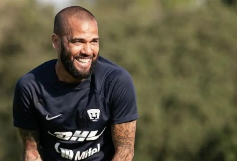 Dani Alves seguir&aacute; jugando en la Liga MX y lucir&aacute; un n&uacute;mero nuevo.