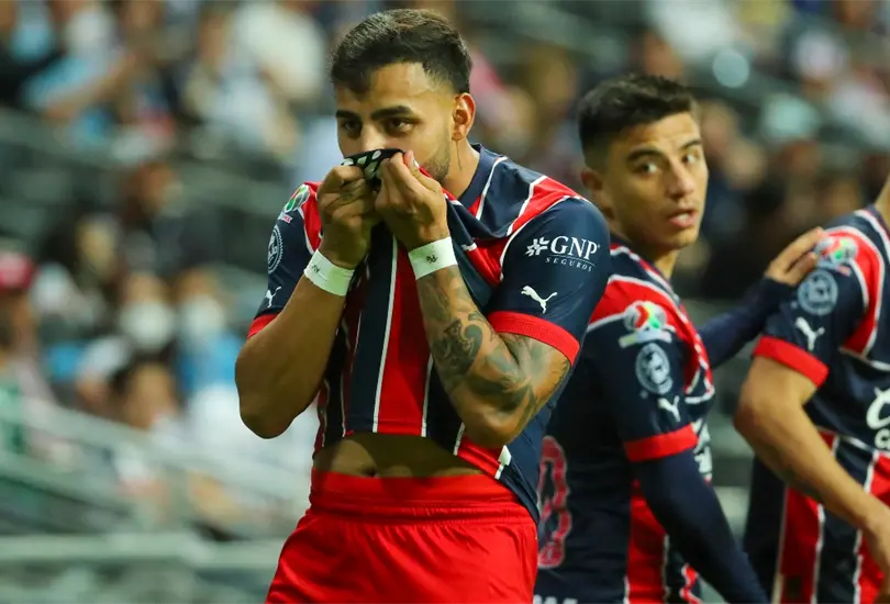 Alexis Vega fue la m&aacute;xima figura del debut en el Clausura 2023 de las Chivas despu&eacute;s de que anot&oacute; un golazo para vencer a Monterrey en su debut en el Clausura 2023.