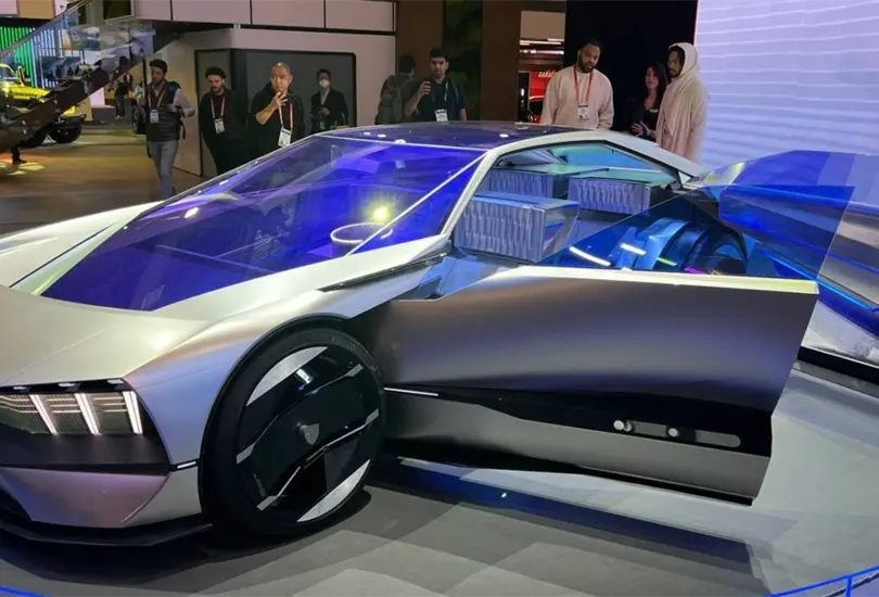 Peugeot present&oacute; su nuevo modelo de auto con un sorprendente dise&ntilde;o con los cristales delanteros y traseros panor&aacute;micos.