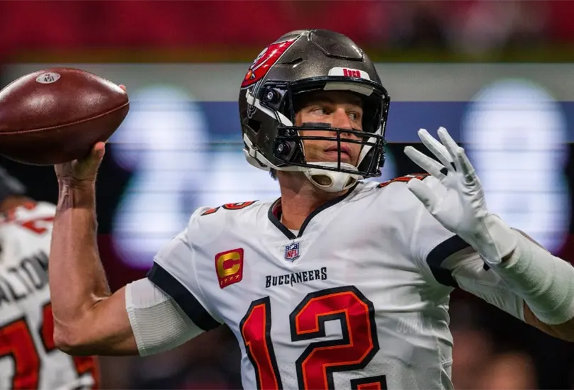 Tom Brady busca llevar a los Tampa Bay Buccaneers a la victoria en la ronda de comod&iacute;n de los NFL Playoffs 2022