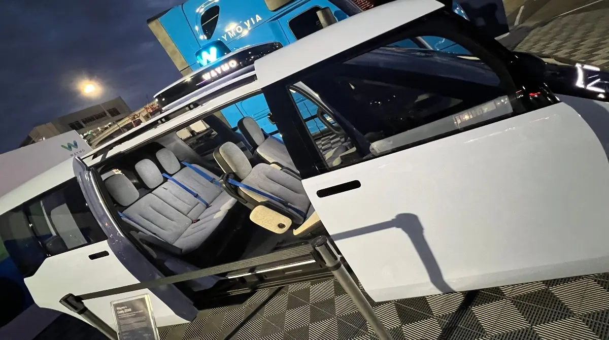 Empresas como Waymo presentaron modelos de transporte sin chofer. 