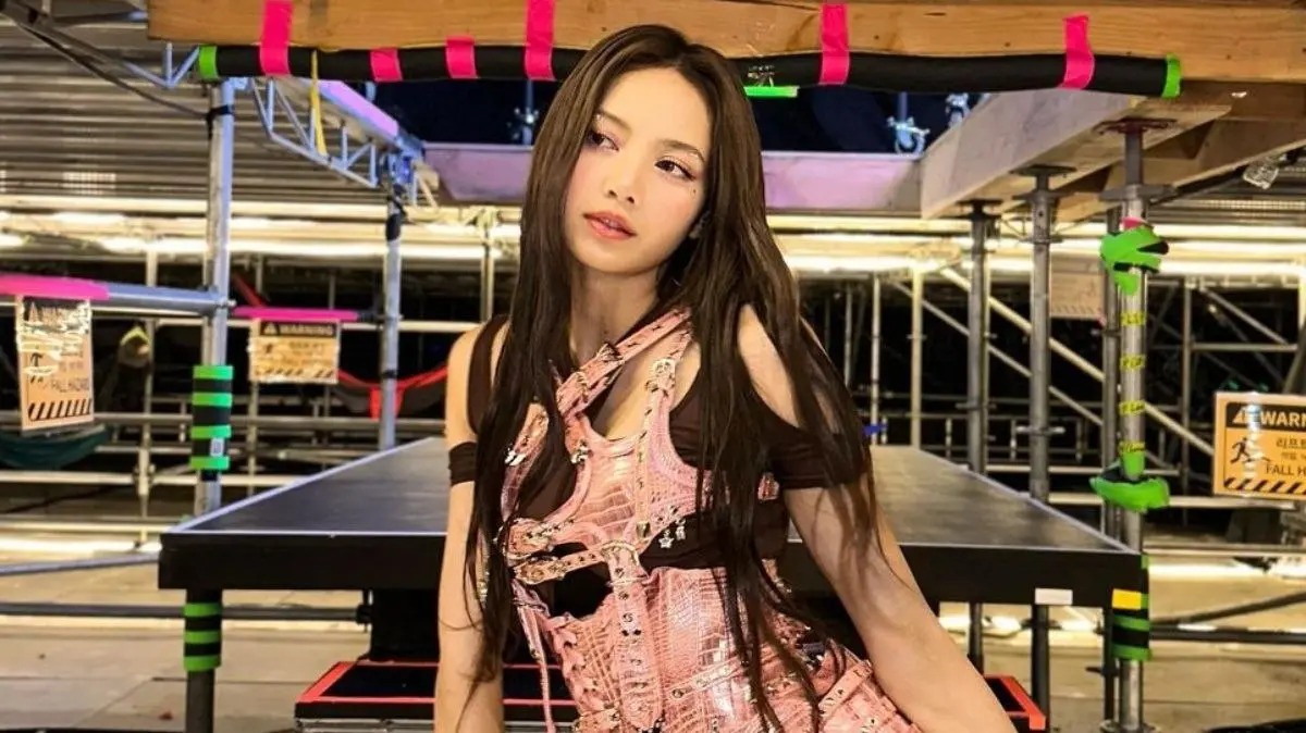 Naci&oacute; en Satuek, Tailandia, el 24 de marzo de 1997 y sus primeros pasos como idol fueron con apenas 19 a&ntilde;os de edad.