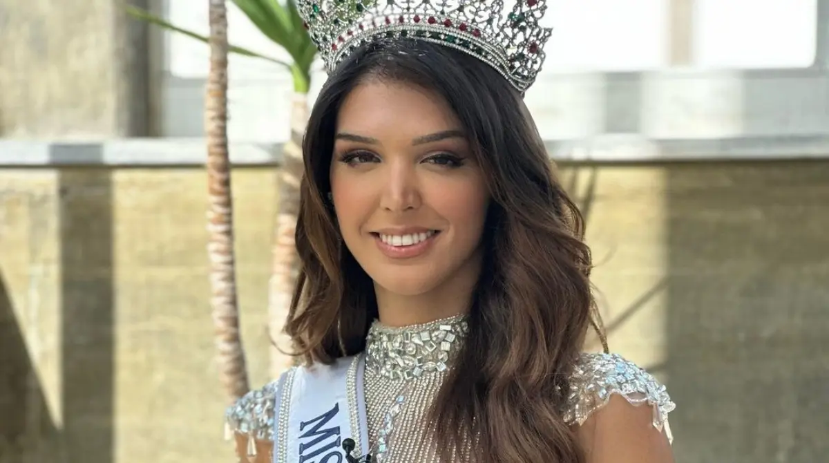 La joven de 28 años funge como azafata desde 2018, trabajo que le ha permitido viajar alrededor del mundo y ser testigo de las diferentes culturas que existen.