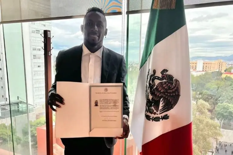 Julián Quiñones recibió su carta de naturalización mexicana - Instagram @julianquinones33