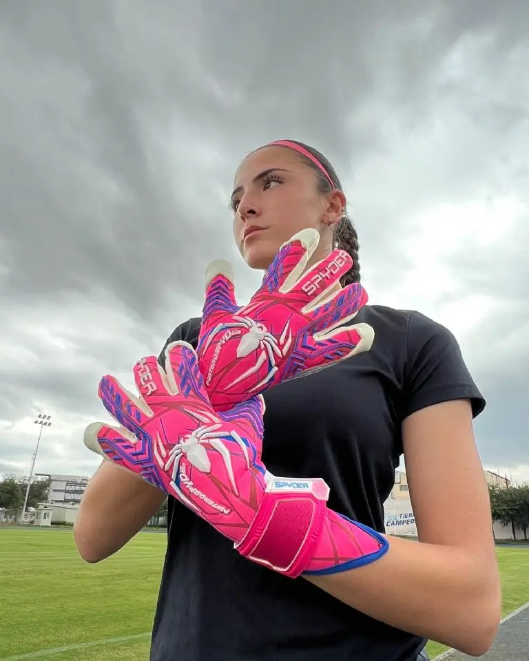 La arquera de Tigres probará suerte en Europa y participará en los entrenamientos del Bayern Munich <br>@mariangelamedinaa