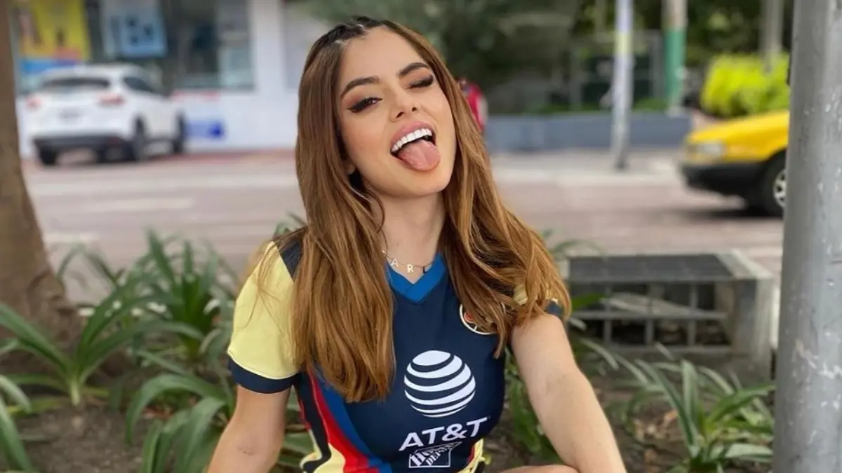 Su equipo favorito es el América y ha demostrado su pasión por los colores de la institución en múltiples ocasiones.