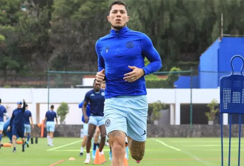 Salcedo ha pasado por varios equipos a lo largo de su carrera, pero en Cruz Azul est&aacute; viviendo un mal momento.