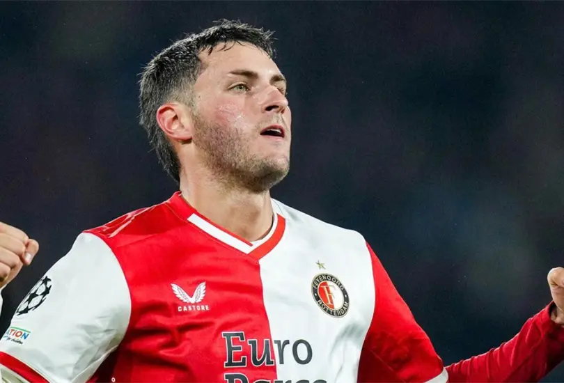 Se revel&oacute; lo que Santiago Gim&eacute;nez estudia en sus tiempos libres a diferencia de otros futbolistas mexicanos que salen de fiesta.