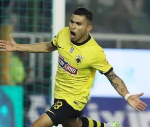 Orbelín Pineda anota gol en Europa League con peculiar jugada (VIDEO)