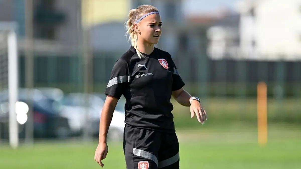 Juega como centrocampista ofensiva y con apenas 20 años de edad ya es pieza importante en la selección de la República Checa.