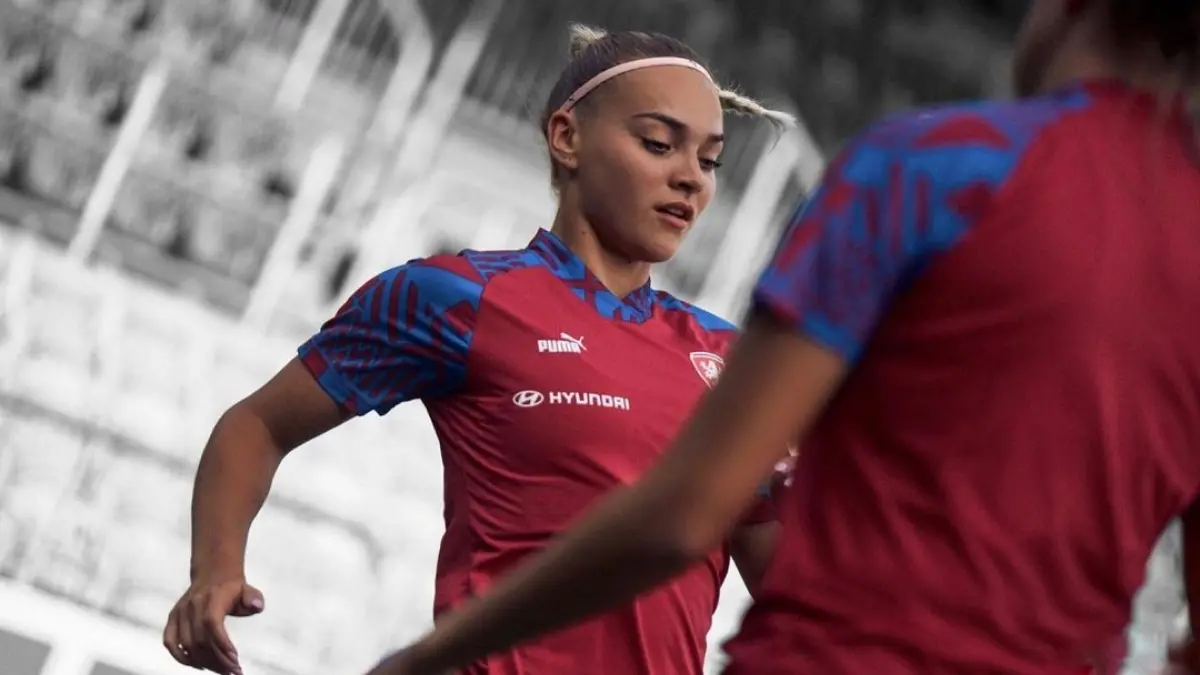 Juega para el Slavia Praga de su país, equipo con el que ha conquistado ya varios títulos locales, incluso es actual campeona de liga.