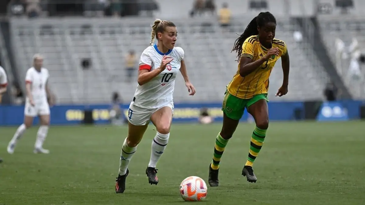 En su selección presume incluso usar la camiseta '10', mismo que se acostumbra dar el jugador más talentoso del equipo.