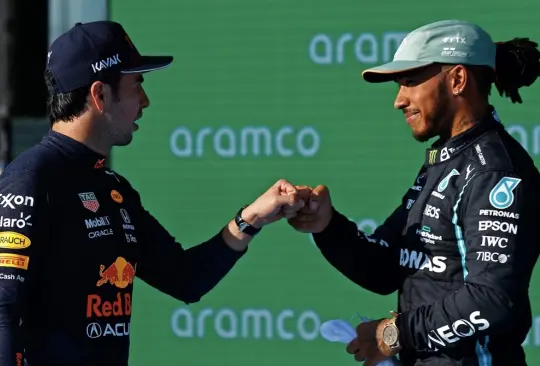 Lewis Hamilton defendió con todo a Checo Pérez.