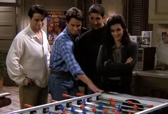 Chandler Bing (Matthew Perry) se volvió sensación por su carisma y su mesa de futbolito.