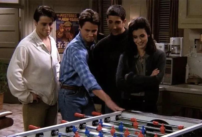 Chandler Bing (Matthew Perry) se volvi&oacute; sensaci&oacute;n por su carisma y su mesa de futbolito.