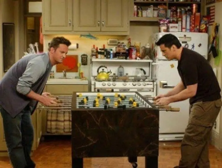 Joey y Chandler disfrutaron de su futbolito - Friends