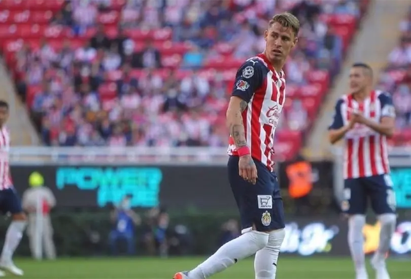 Chicote Calder&oacute;n rompi&oacute; el silencio y se pronunci&oacute; en redes sociales tras ser separado de Chivas por indisciplina.