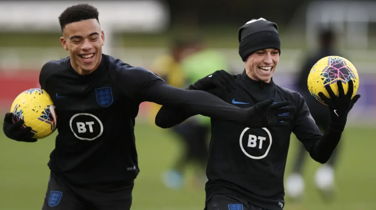 Uno de los escándalos juveniles a nivel mundial fue el de Mason Greenwood y Phil Foden, quienes metieron mujeres a escondidas durante una concentración de la Selección de Inglaterra, siendo ellas mismas quienes los echaron de cabeza.